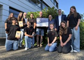 Volksbank PUR spendet Handfunkgeräte fürs Gymnasium 
